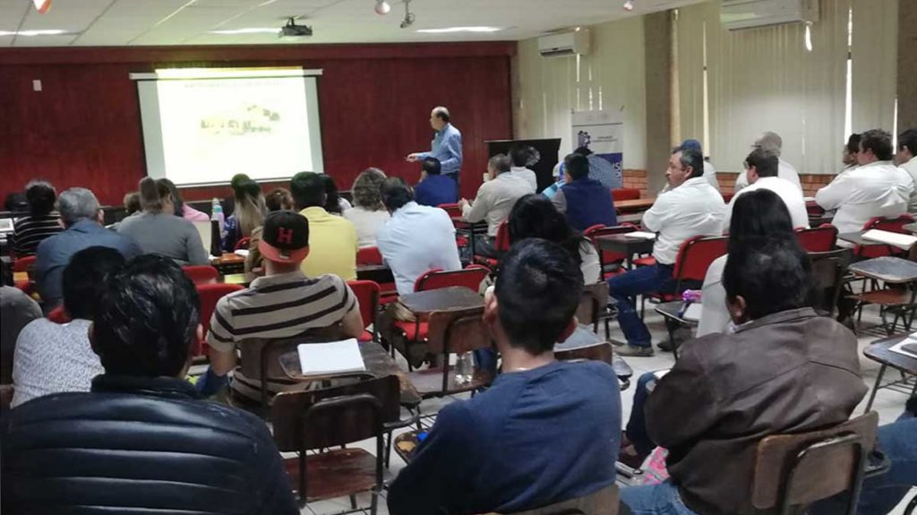 Joel García from Solidaridad teaches the “Efficient, sustainable and inclusive production of sugarcane” certificate programme at the facilities of the National Technological Institute of Mexico, Ciudad Valles.