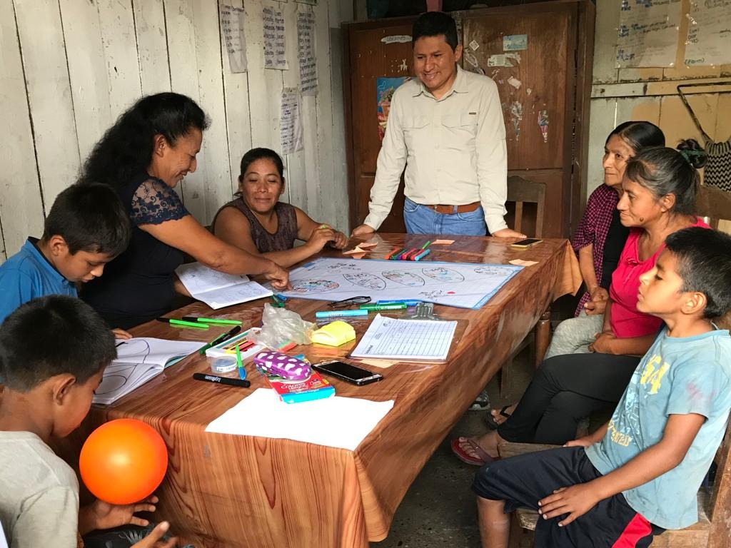 A Gender Champion conducts a workshop in a family home.