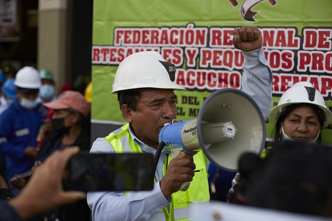 Small-scale miner in Peru organizing