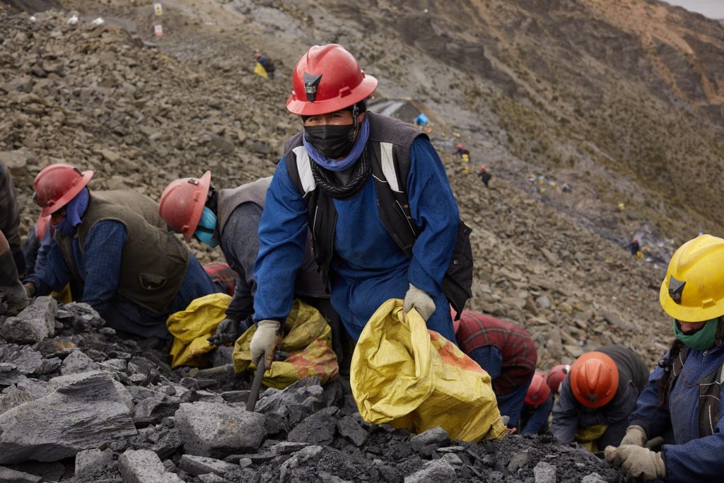 women engaged in 'pallaqueo' mining in Peru