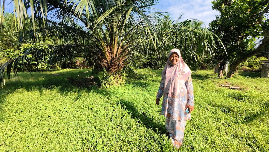 Oil palm farmer Norita Mohd Aris during a field visit for the Sustainability Assessment in the Smallholder Support Programme