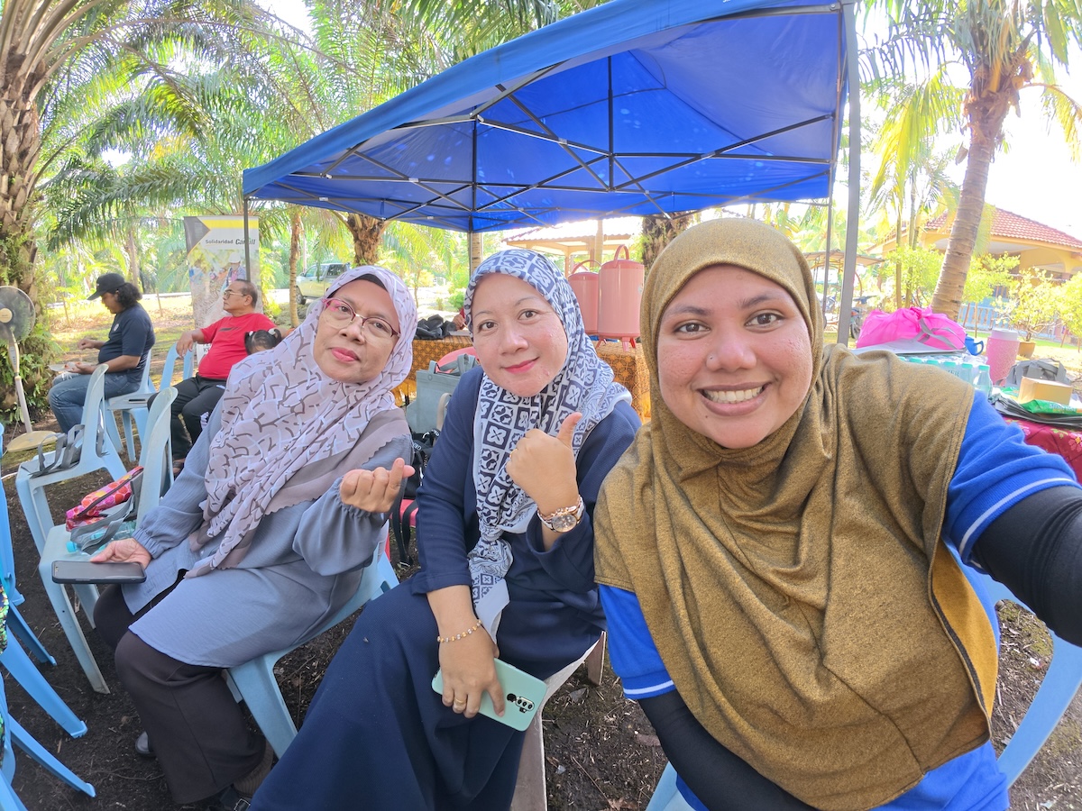 Malaysian palm oil producers Siti Haljiah Jamil, Ouzinani Ahmad (left) with Yasmin Nur Khadijah of Solidaridad Malaysia join other smallholders a learning session with Solidaridad’s Smallholder Support Programme (SSP)