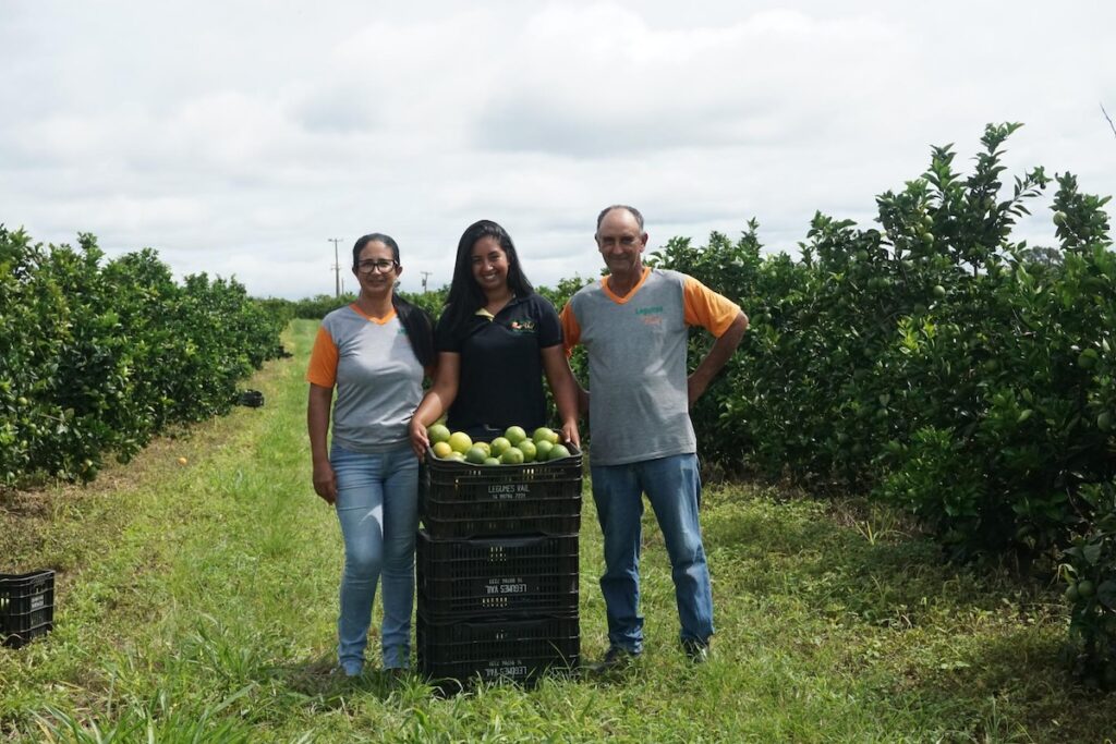 Participant in the Fruto Resiliente programme, Giovana Lopes (center), is an agronomist leading orange cultivation on her family’s farm in Ubirajara, São Paulo. Photo: Solidaridad