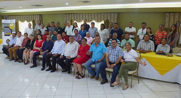Signatories of the zero-deforestation agreement and participants in the first training workshop