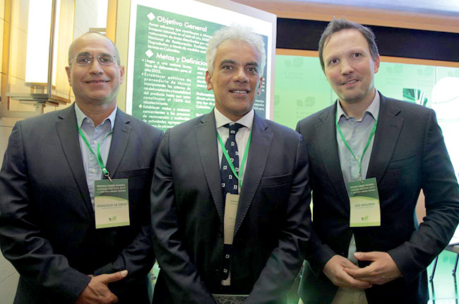 Gonzalo La Cruz, managing director of Solidaridad South America, Ricardo Lozano, Colombian Minister of Environment, and Joel Brounen, country director of Solidaridad Colombia at the signing of the agreements during the Tropical Forest Alliance global meeting on 7 May 2019.